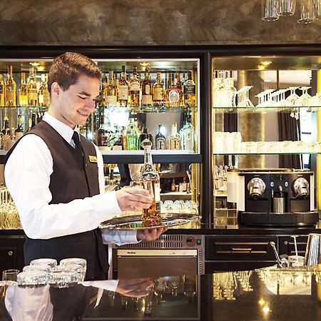 Victor'S Residenz-Hotel Schloss Berg Nennig Kültér fotó A bartender at work