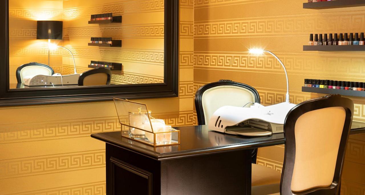 Victor'S Residenz-Hotel Schloss Berg Nennig Kültér fotó A manicure station