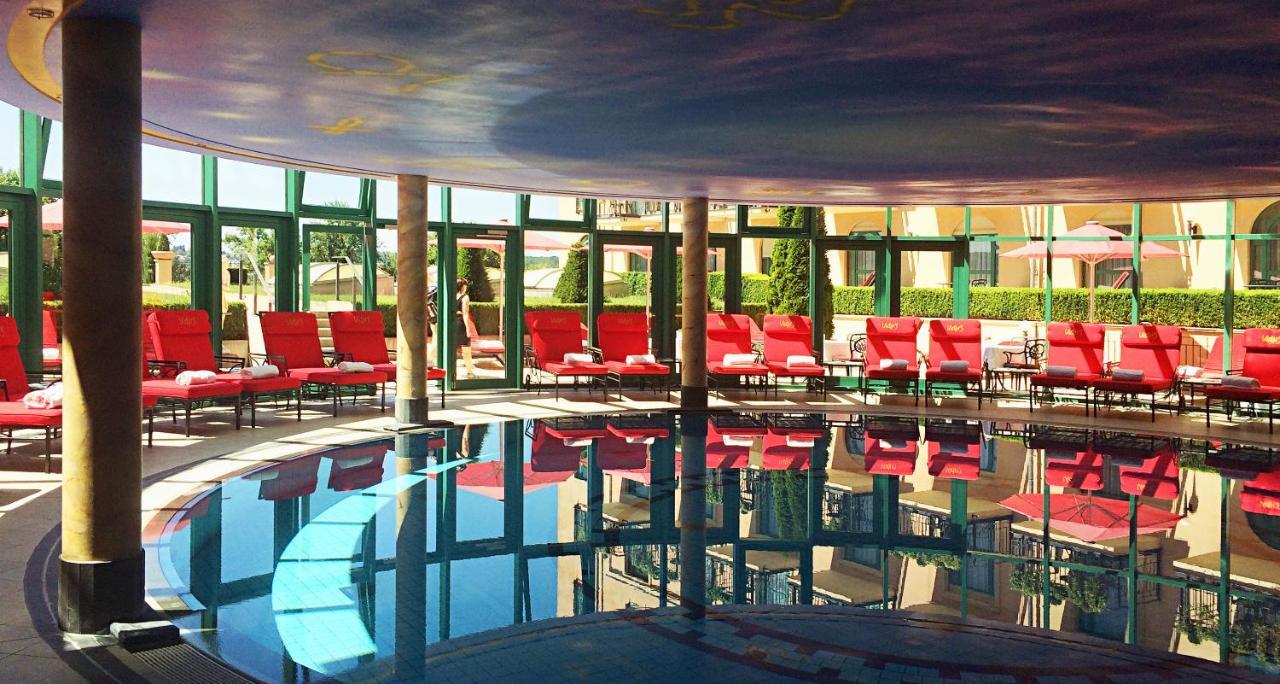 Victor'S Residenz-Hotel Schloss Berg Nennig Kültér fotó The pool at the MGM Grand
