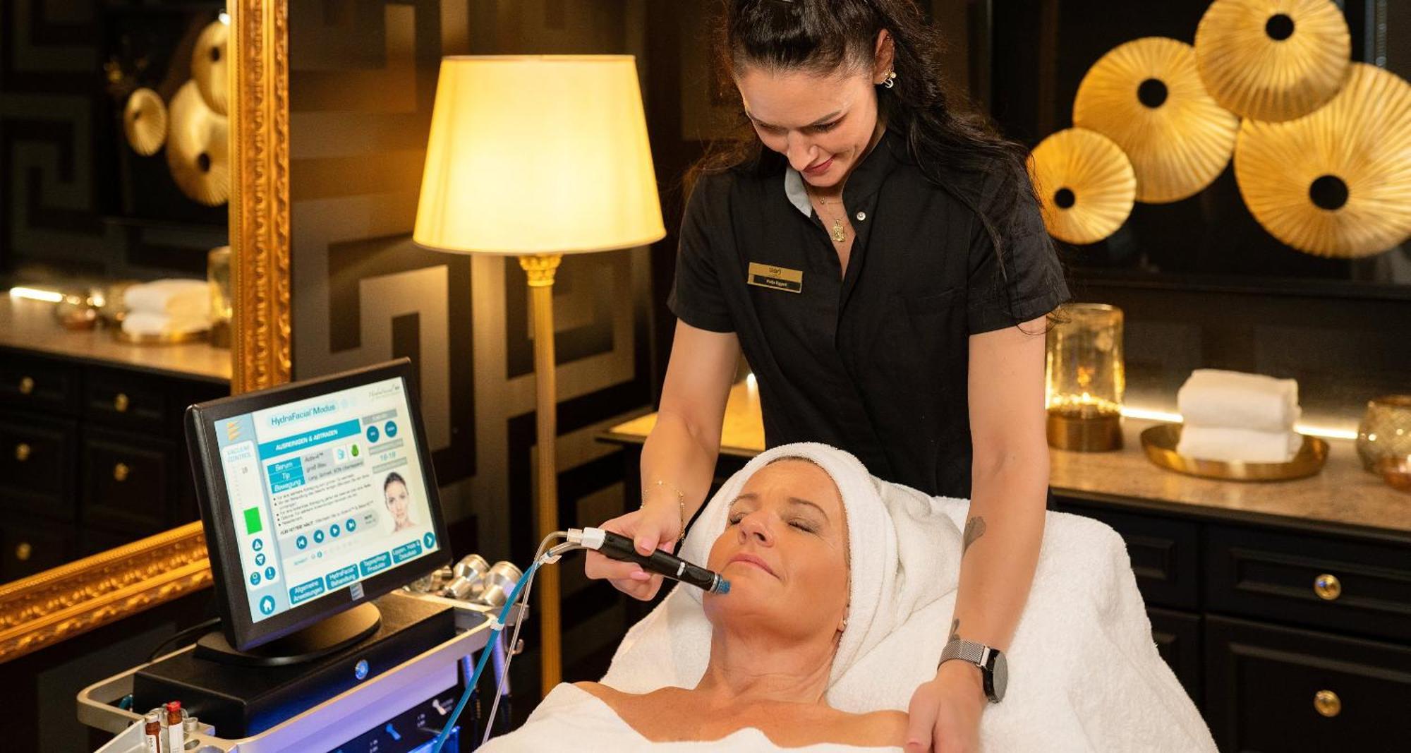 Victor'S Residenz-Hotel Schloss Berg Nennig Kültér fotó A woman receiving a facial treatment