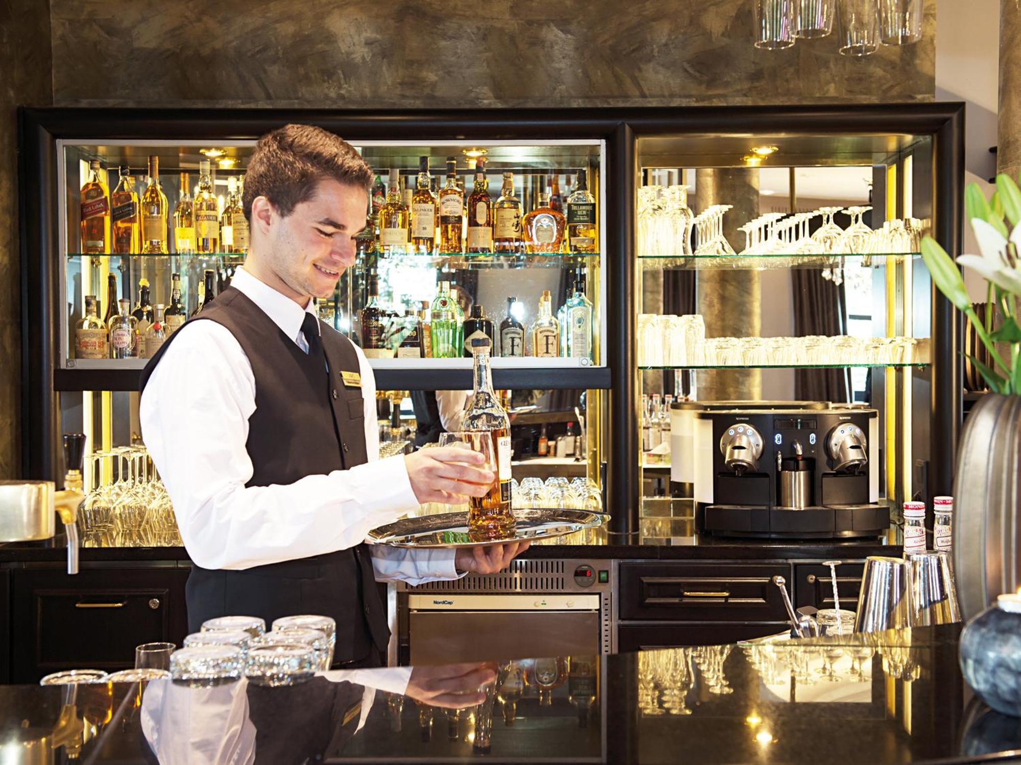 Victor'S Residenz-Hotel Schloss Berg Nennig Kültér fotó A bartender at work