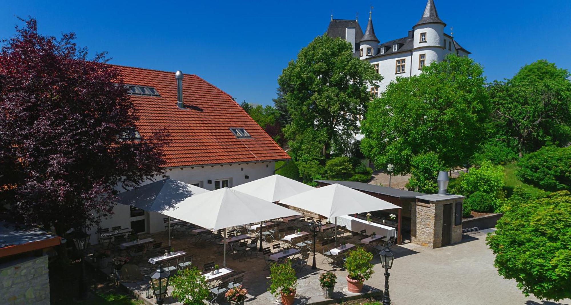 Victor'S Residenz-Hotel Schloss Berg Nennig Kültér fotó The restaurant in the castle
