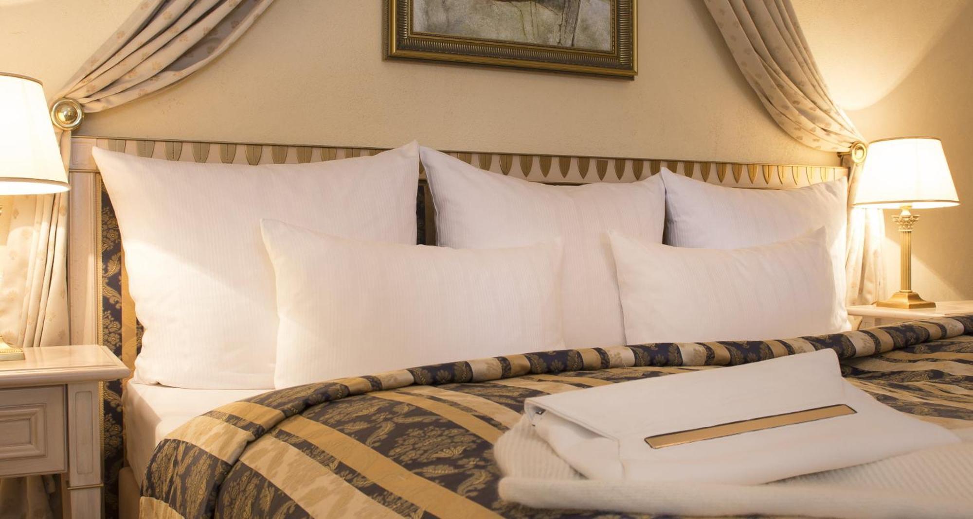 Victor'S Residenz-Hotel Schloss Berg Nennig Szoba fotó Pillows on a bed