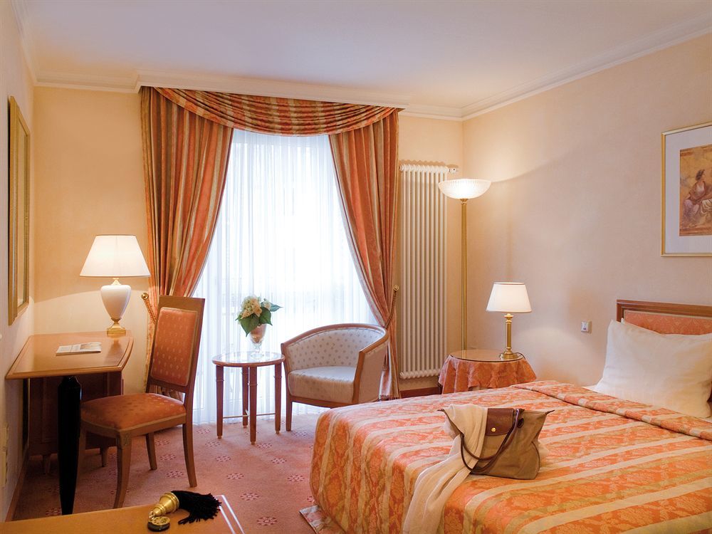 Victor'S Residenz-Hotel Schloss Berg Nennig Kültér fotó A typical hotel room