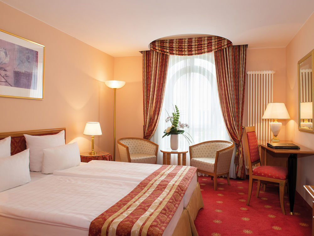 Victor'S Residenz-Hotel Schloss Berg Nennig Kültér fotó A typical hotel room
