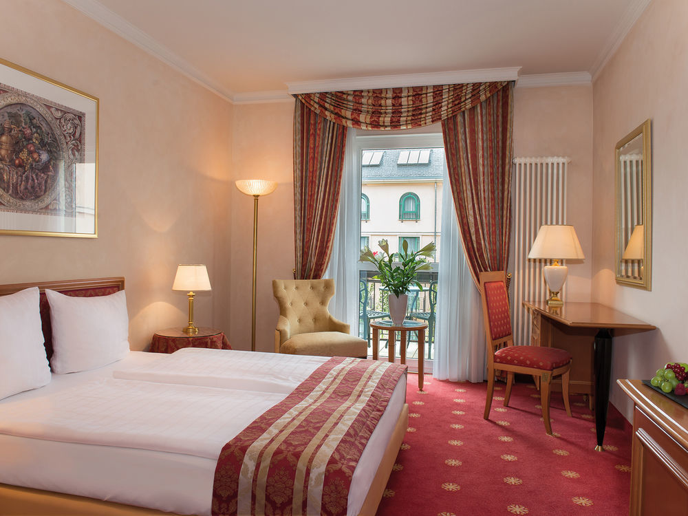 Victor'S Residenz-Hotel Schloss Berg Nennig Kültér fotó A typical hotel room