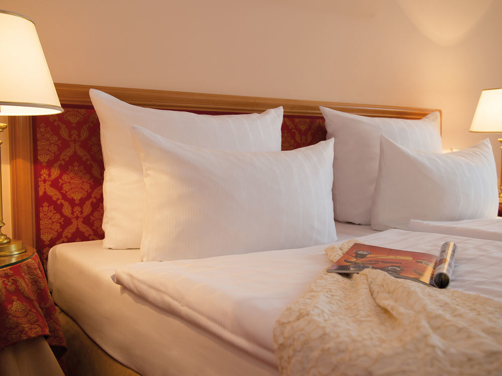 Victor'S Residenz-Hotel Schloss Berg Nennig Kültér fotó Pillows on a bed